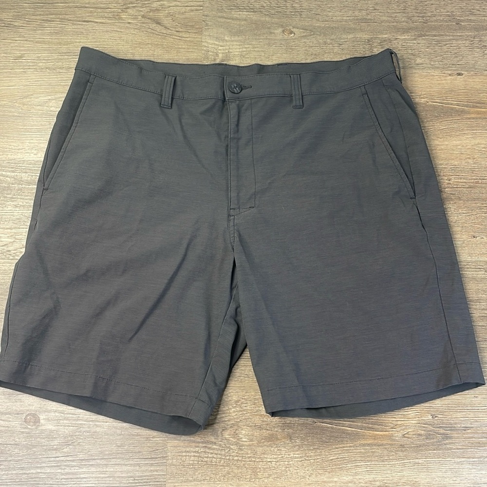 PGA Tour Men’s Almost Black / Dark Charcoal Performance Chino Shorts, size 38